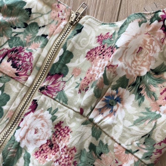 Floral Crop Top with Adjustable Straps - Picture 4 of 7